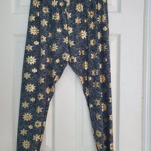 Apt 9 PL snowflake capri leggings